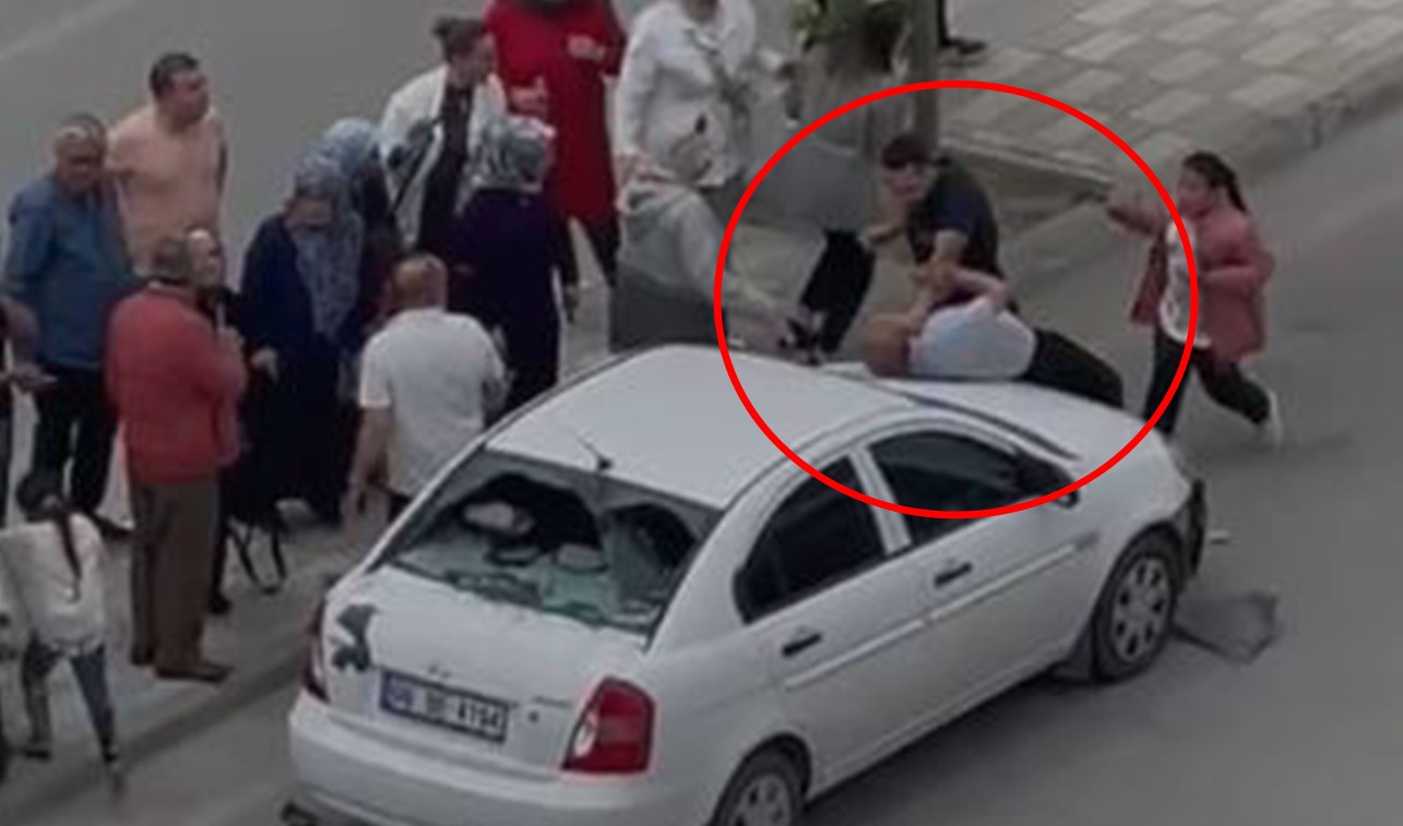 Konya’da çocuğa çarpan otomobile ve sürücüye saldırdılar! O anlar kamerada