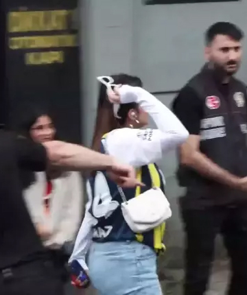 Fenerbahçe formalı kadın taraftara Galatasaraylı taraftardan tepki