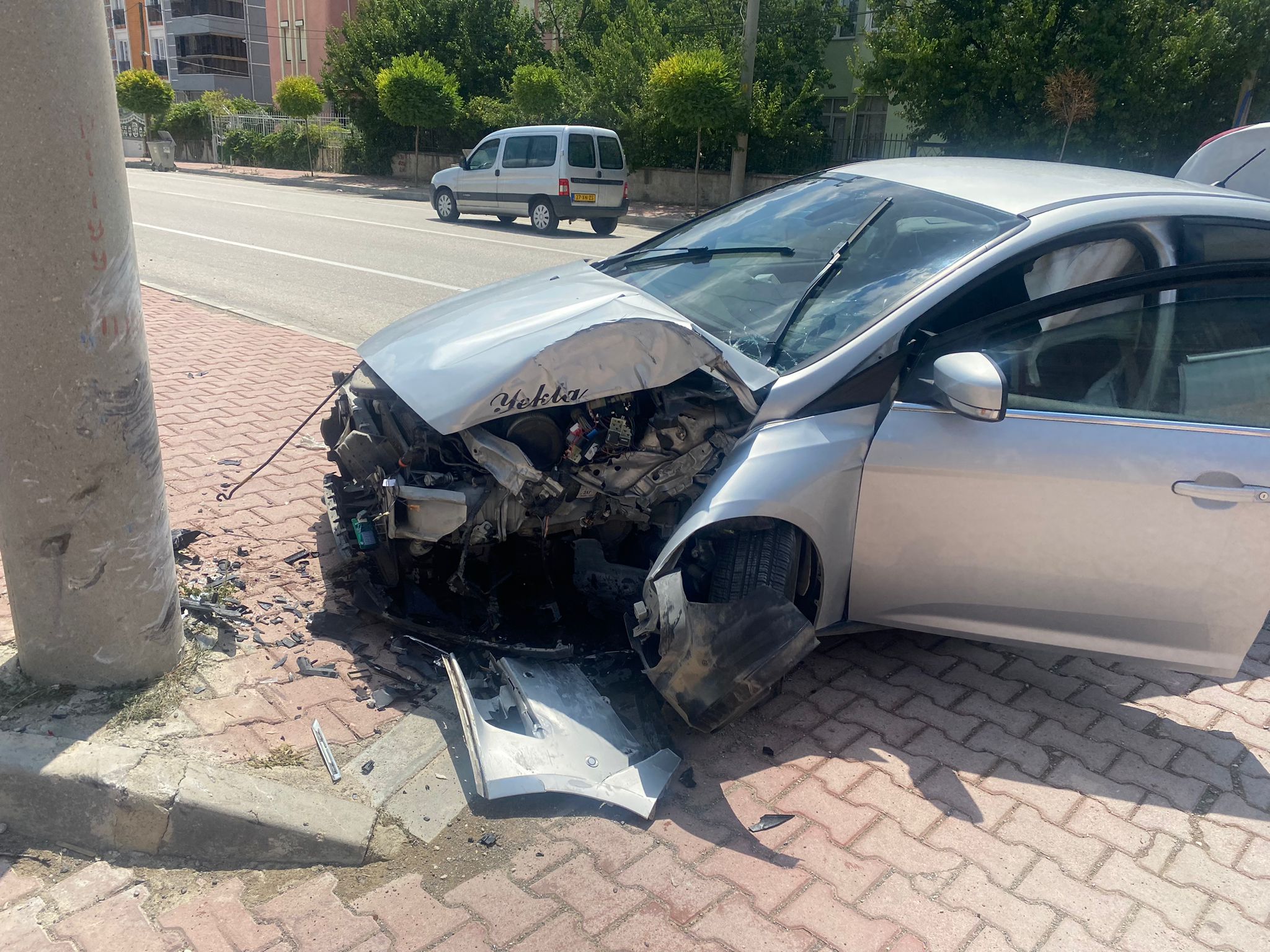 Konya’da otomobil direğe çarptı, sürücü yaralandı: Kaza anı kamerada