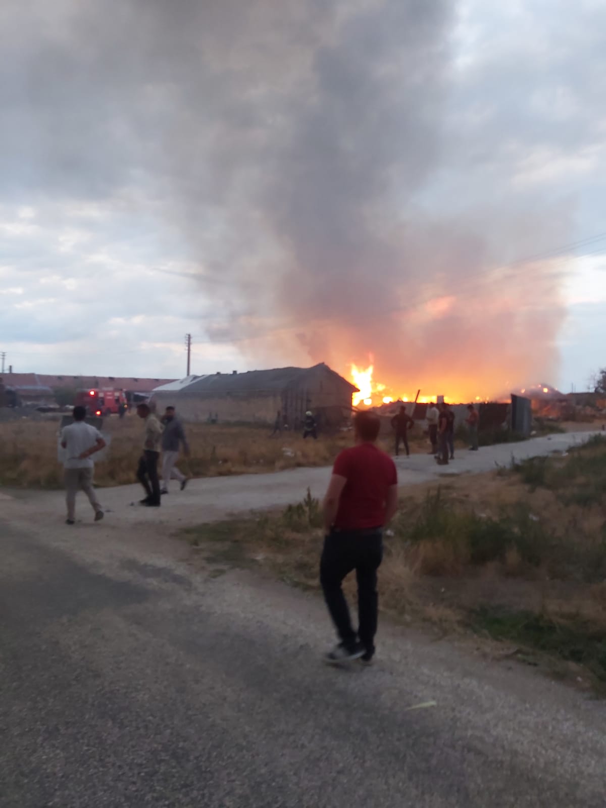 Konya’da meralık alanda bulunan çardakta yangın paniği!