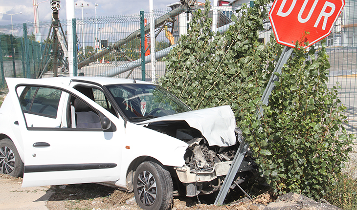 Konya’da iki otomobilin kavşakta çarpışma anı kamerada: 3 kişi yaralandı