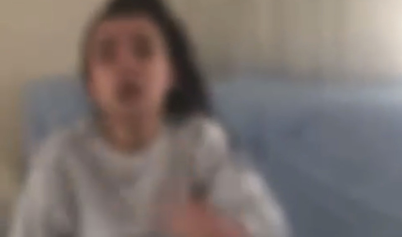 Darp ettiği kız kardeşinin üzerine kaynar su döküp özür diletti