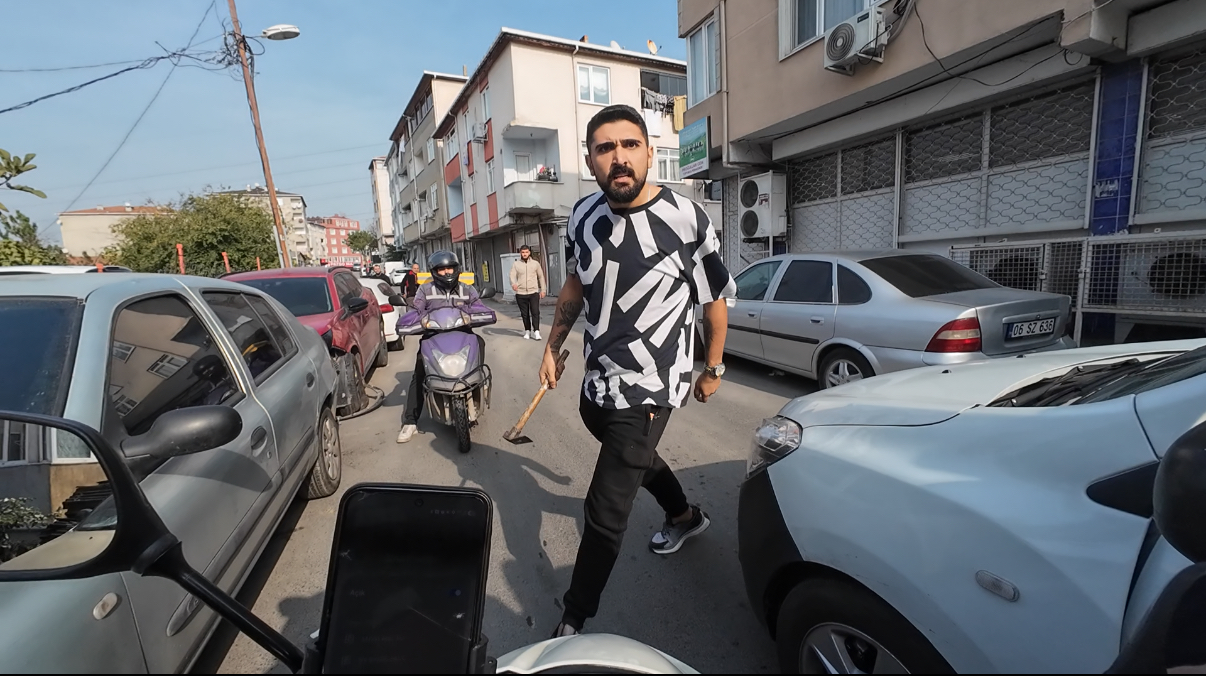  Tartıştığı motokuryeye keserle saldırdı: Kafanı gözünü kıracağım