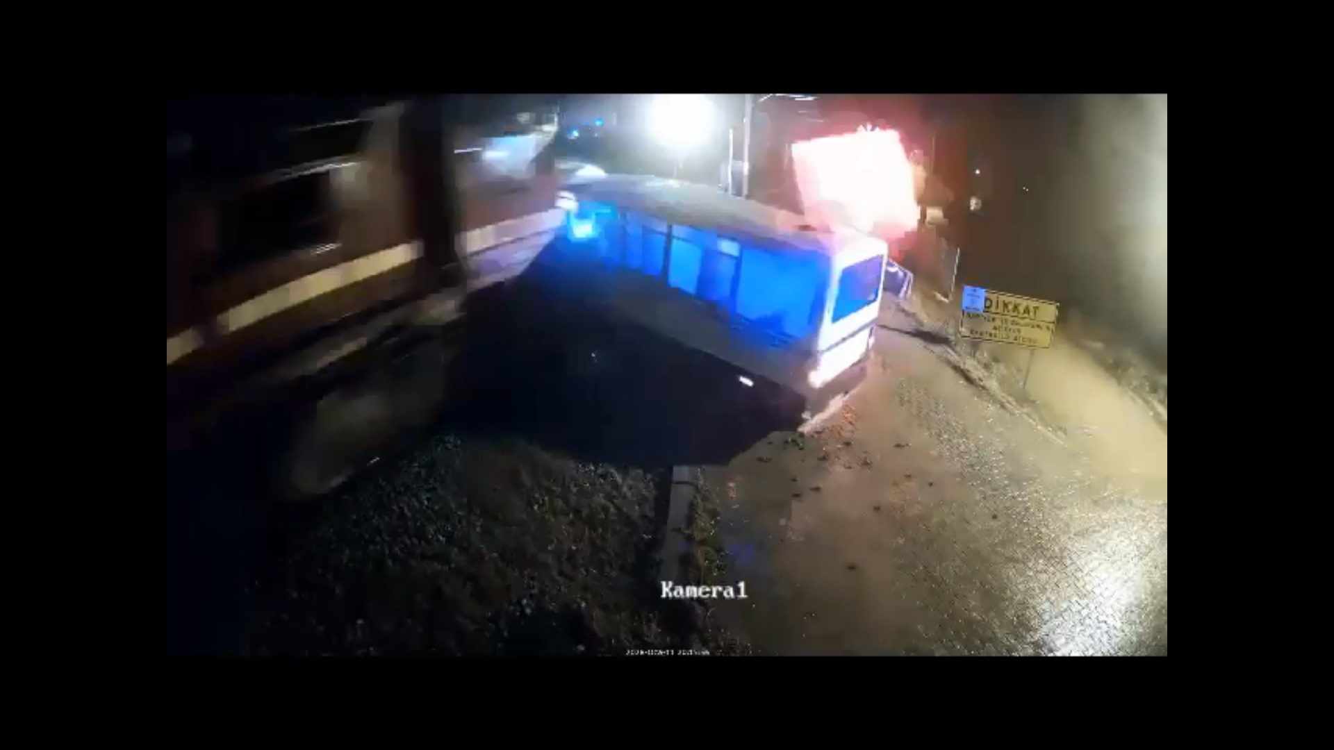 Tren, hemzemin geçitte minibüse çarptı! Kaza kamerada
