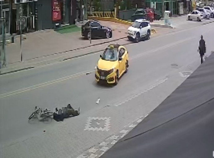 Konya’da taksi ile bisiklet çarpıştı: O anlar kamerada