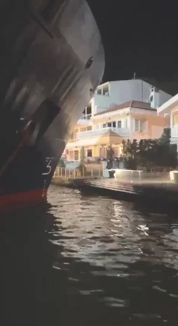 Geminin karaya oturduğu anlar kamerada; iş kadınının yalısı hasar aldı