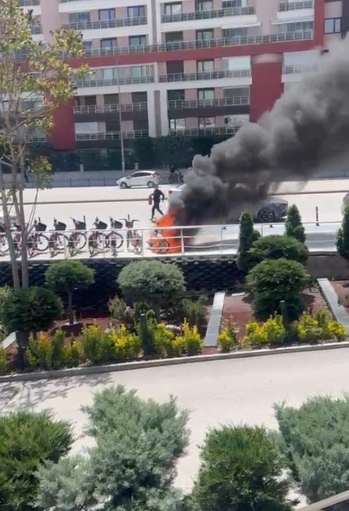 Konya’da park halindeki otomobil alev topuna döndü