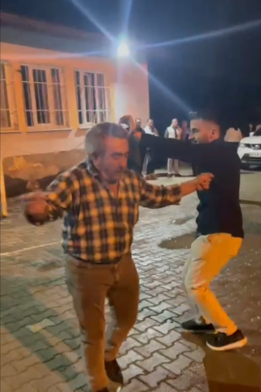 Şarkıya eşlik eden adam sosyal medyada viral oldu