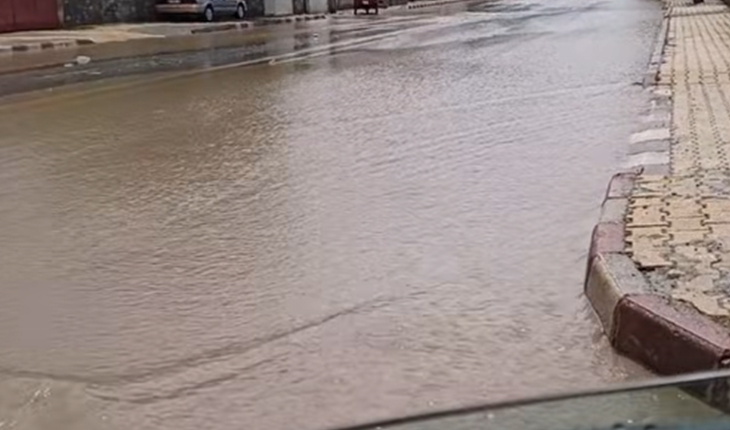 Konya’da dağdan inen yağmur suyu sokakları dereye dönüştürdü