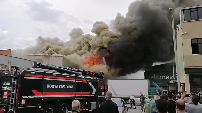 Konya’daki fabrika yangınında bir itfaiyeci içeride kaldı