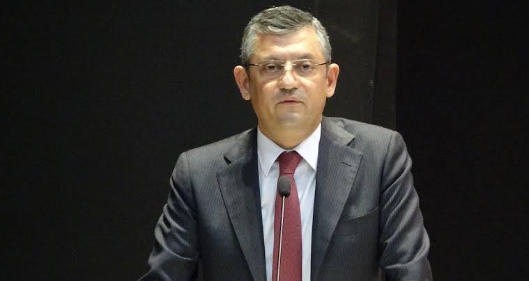 Kur’an ile dalga geçen adamı savunmak Özgür Özel’e düştü