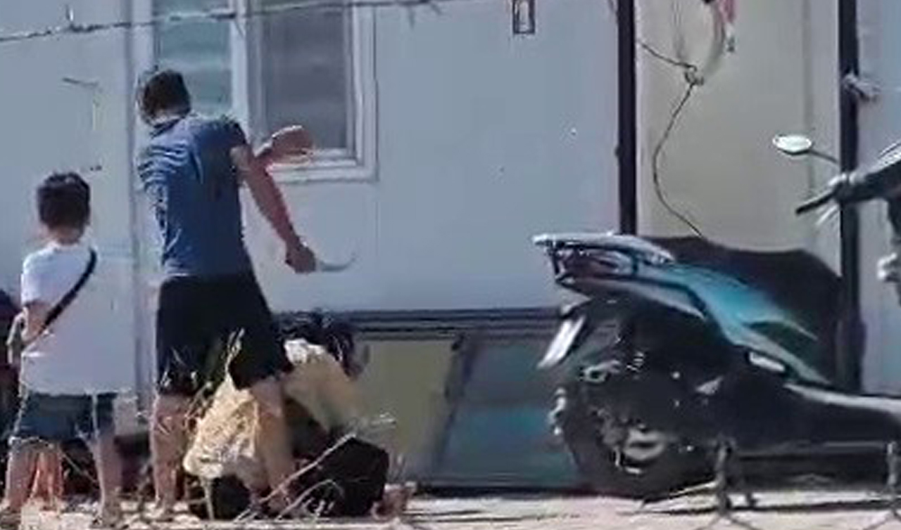 Çocuklarının gözü önünde karısına bıçakla saldırarak öldüresiye dövdü! 