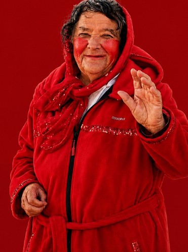 Konya sokaklarına veda etti! Kırmızılı kadının acı dolu hikayesi