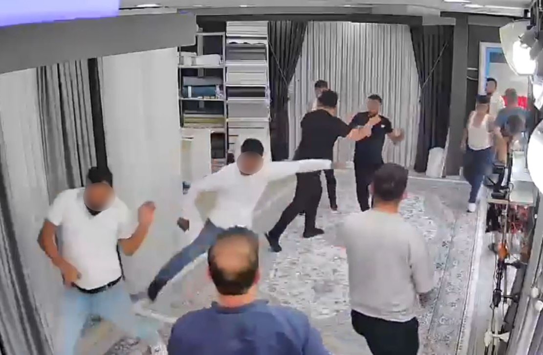 Sopa ve bıçakla kovaladıkları adam perde dükkanına dalınca ortalık karıştı! O anlar kamerada