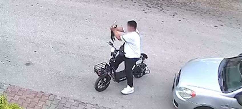 Yavru kediyi önce öptü ardından elleriyle boğup kaldırıma bıraktı 