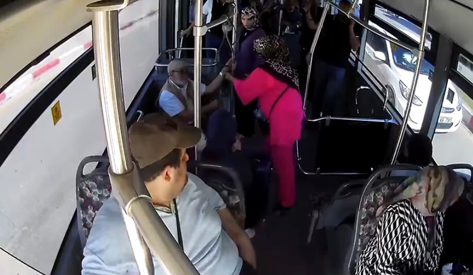 Fenalaşan yolcuyu otobüs şoförü hastaneye yetiştirdi