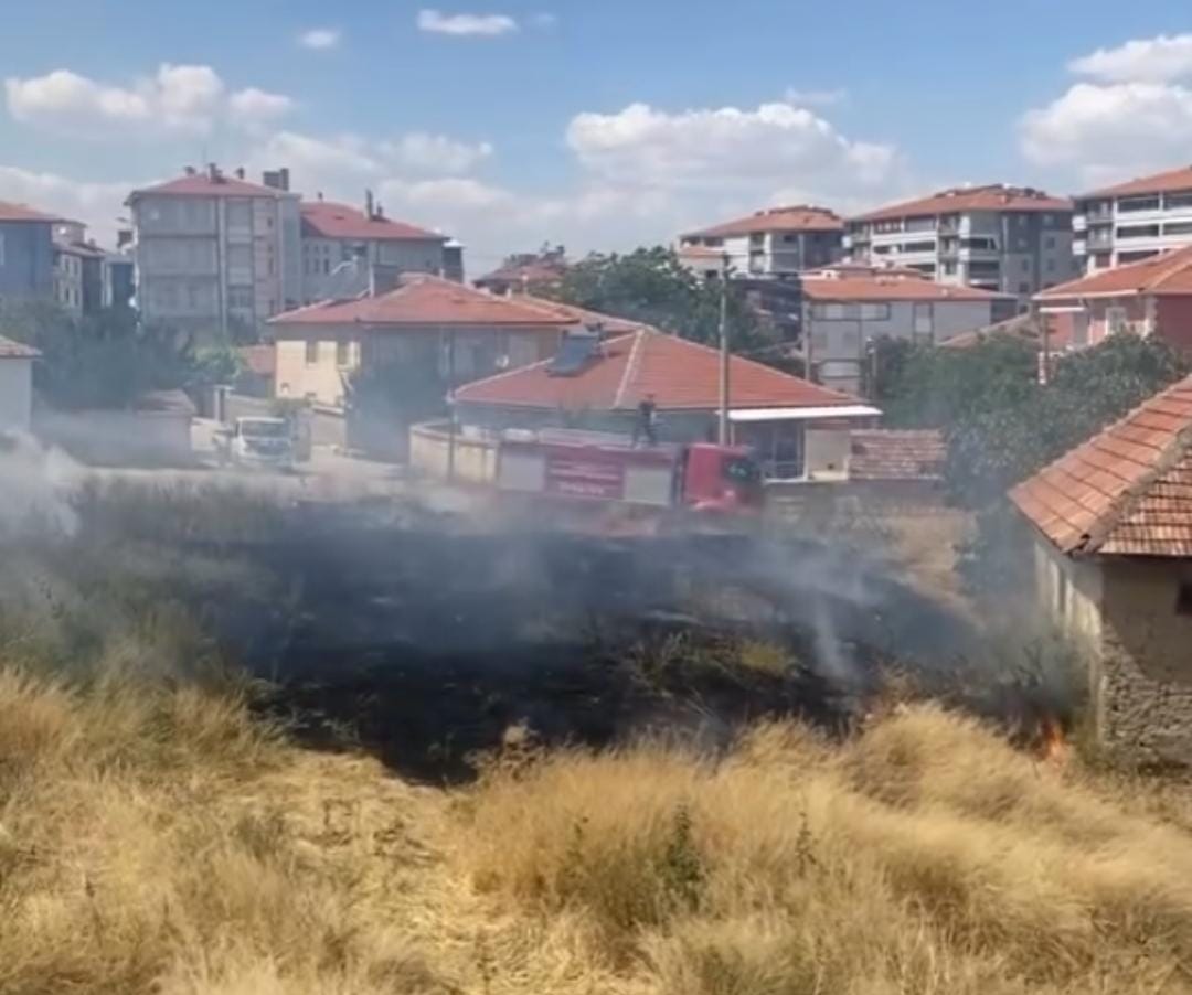 Konya’da boş arazide yangın paniği