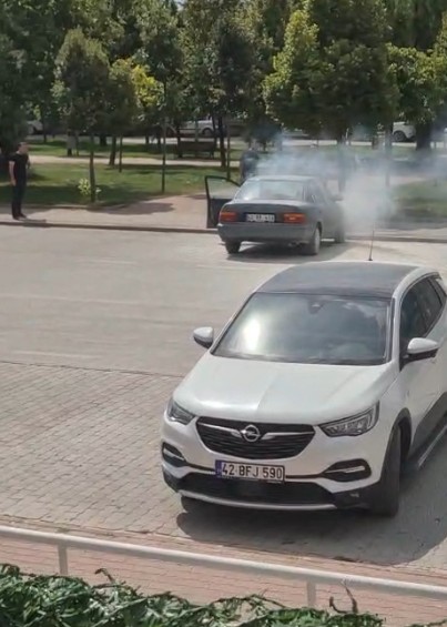 Konya’da  park halindeki otomobilde yangın