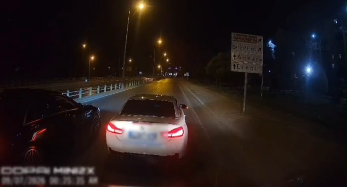 Konya’da trafikte korkunç anlar! Önünü iki araçla kesip saldırdılar, o anlar kamerada