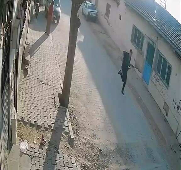 Manisa’da lise önünde silahlı saldırı! Saldırganın görüntüleri ortaya çıktı