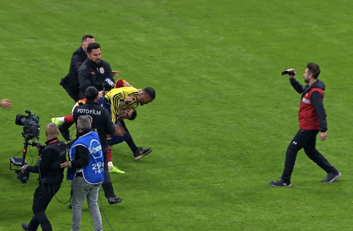 Derbi bitti, saha karıştı! Abdülkerim Bardakcı ve Archie Brown birbirine girdi