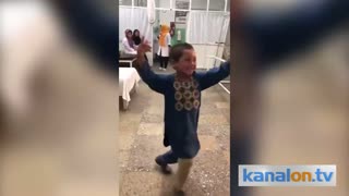 Protez bacağa kavuşan çocuğun mutluluk dansı