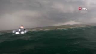 Denizin ortasında fırtınaya yakalandılar