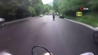 Önce motosiklete, ardından ata çarptı