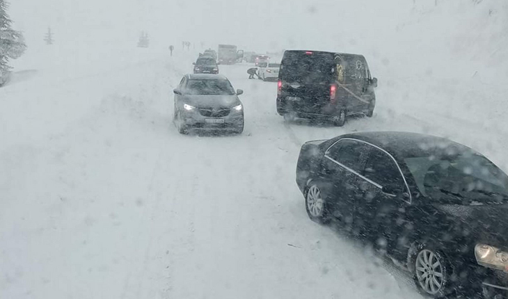 Yoğun kar yağışı sürücüleri zorladı