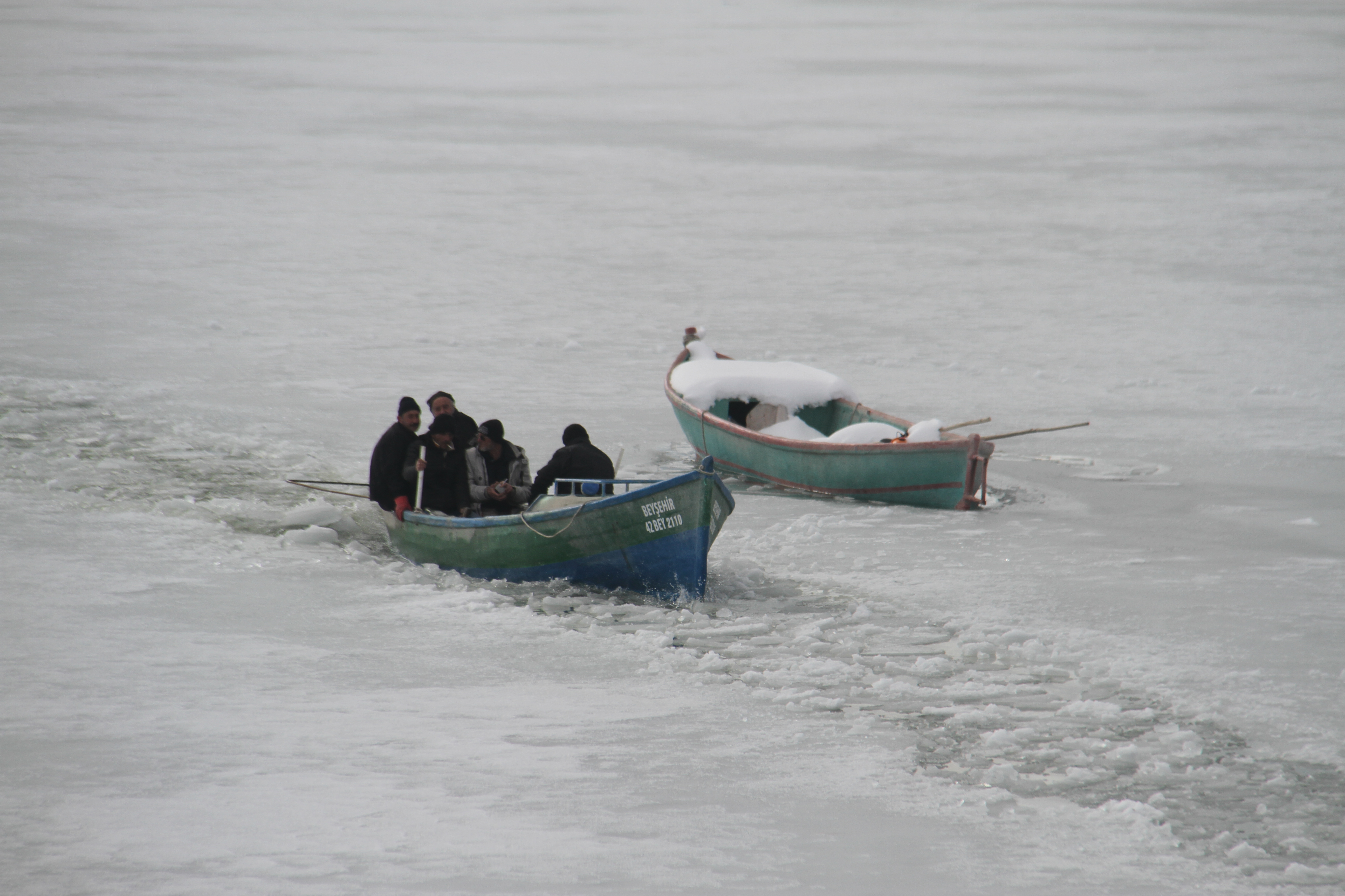 Balıkçıların buz kırma mesaisi 