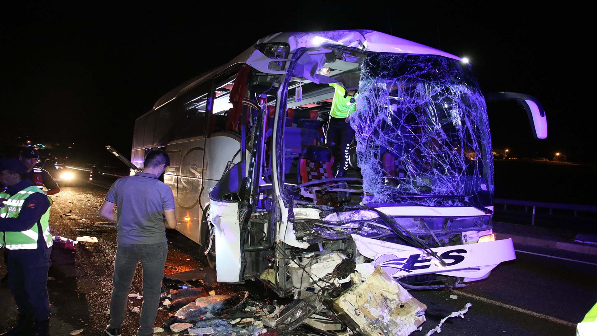Yolcu otobüsü kaza yaptı: 1 ölü, 43 yaralı