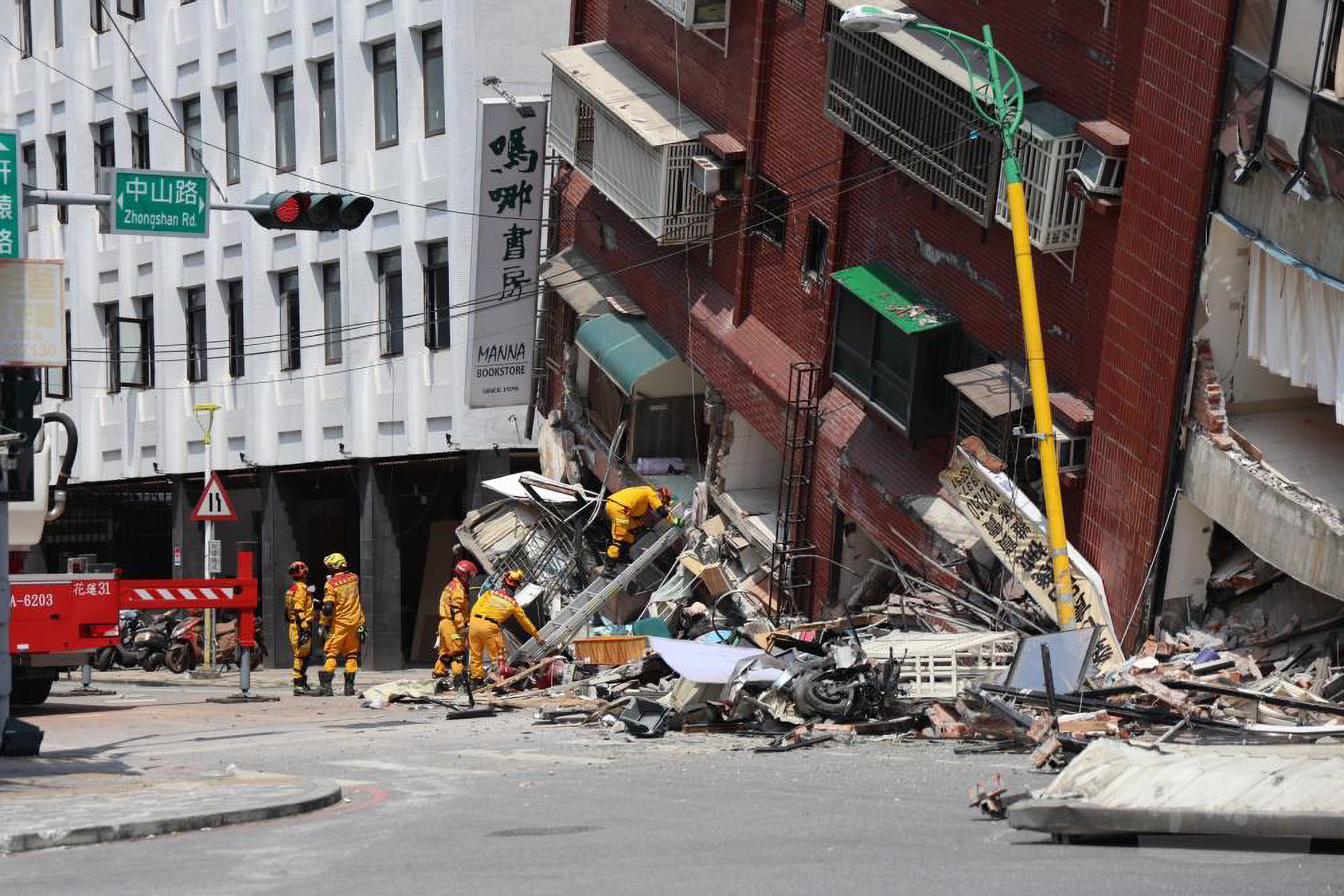 Tayvan’da 7,4  ve 6,4 büyüklüğünde iki deprem: Tsunami uyarısı yaptı