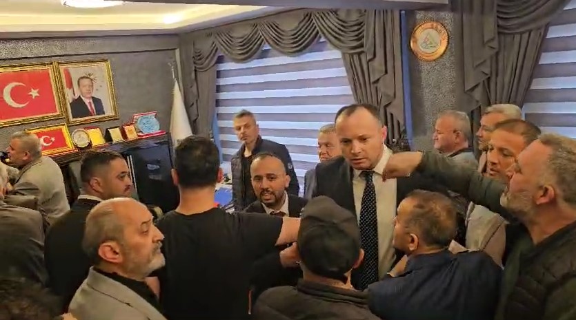 Seçimi kaybeden Yeniden Refahlı başkan, devir- teslimde MHP’li milletvekiline çiçek fırlatıp, küfretti; o anlar kamerada