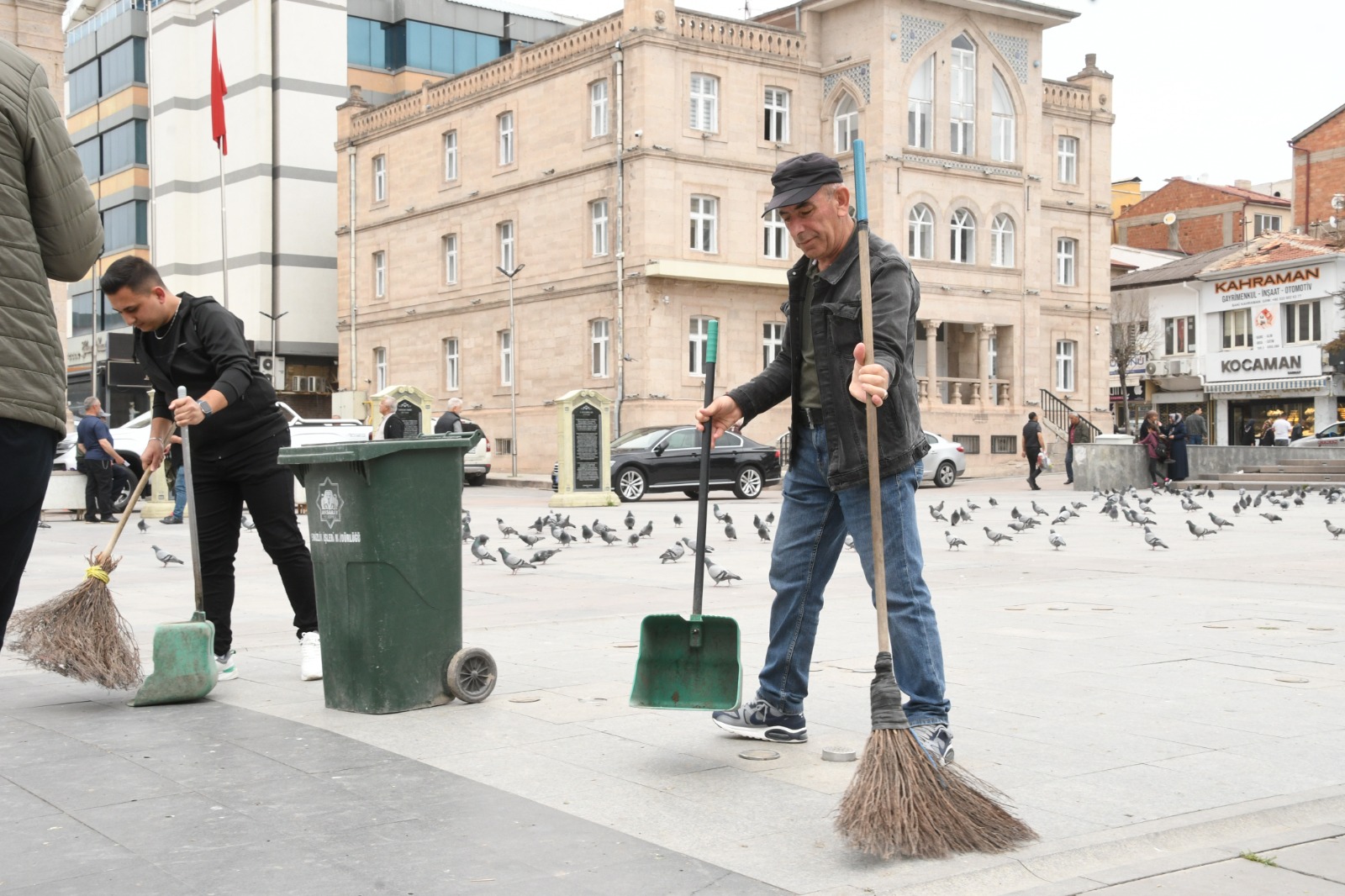 1 Mayıs’ta sosyal deney! Yoldan geçenleri durdurup, sordular: temizlik yapar mısınız? 