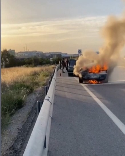 Konya’da bir otomobili alevler sardı: O anlar böyle kaydedildi 
