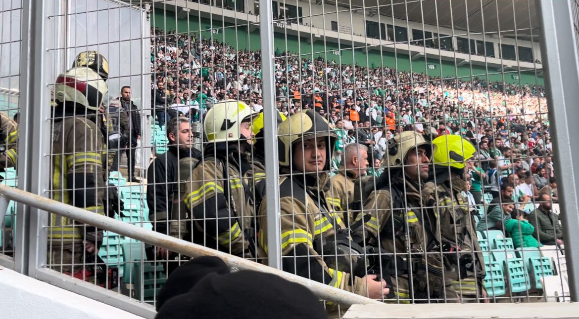 Yaklaşık 40 bin taraftarın izlediği Bursaspor maçında yangın paniği