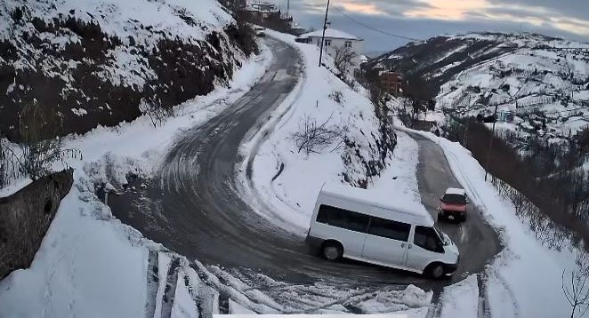 Virajı alamayan minibüs uçuruma yuvarlandı: 1 ölü... O anlar kameraya böyle yansıdı