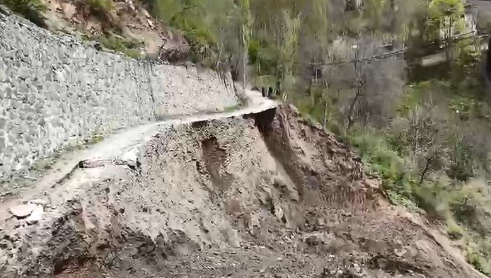 20 hanenin bulunduğu mahalleye araçla ulaşım sağlanamıyor! Heyelan anı kamerada