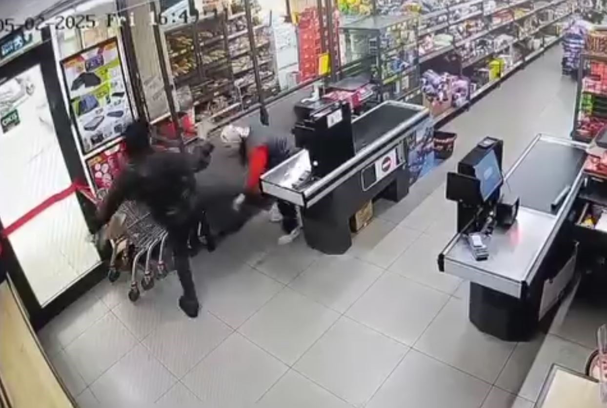 Market kasiyerine tekme tokatlı saldırı