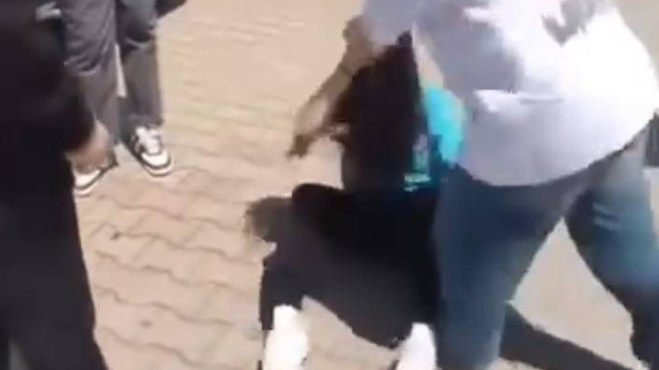 Akran zorbalığı ’pes’ dedirtti: Okul arkadaşını darp edip yerde sürükledi! O anlar kamerada