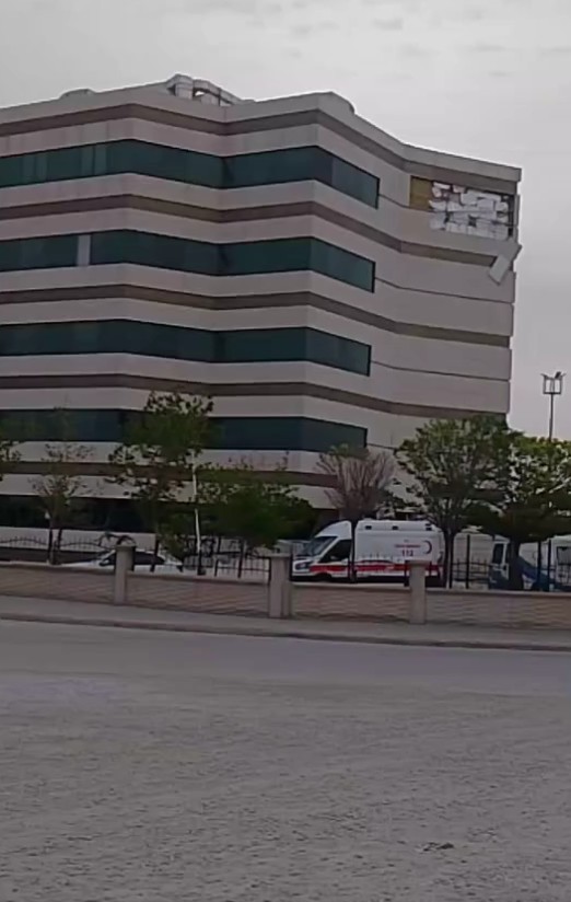Konya’da şiddetli rüzgar hastane binasının dış cephesine zarar verdi