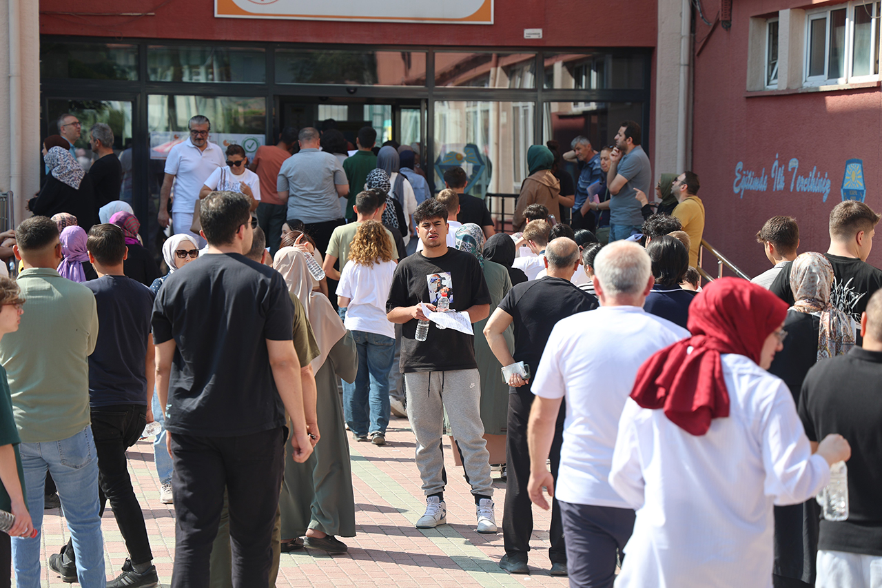 Konya’da YKS maratonu: Umutlarına kimisi koşarak yetişti, kimisi gözyaşları içinde veda etti