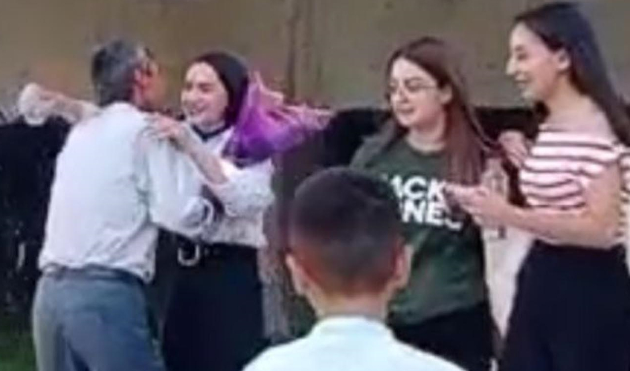 YKS sonrası kızını çiçeklerle karşılayan baba: Dünyanın en güzel anıydı