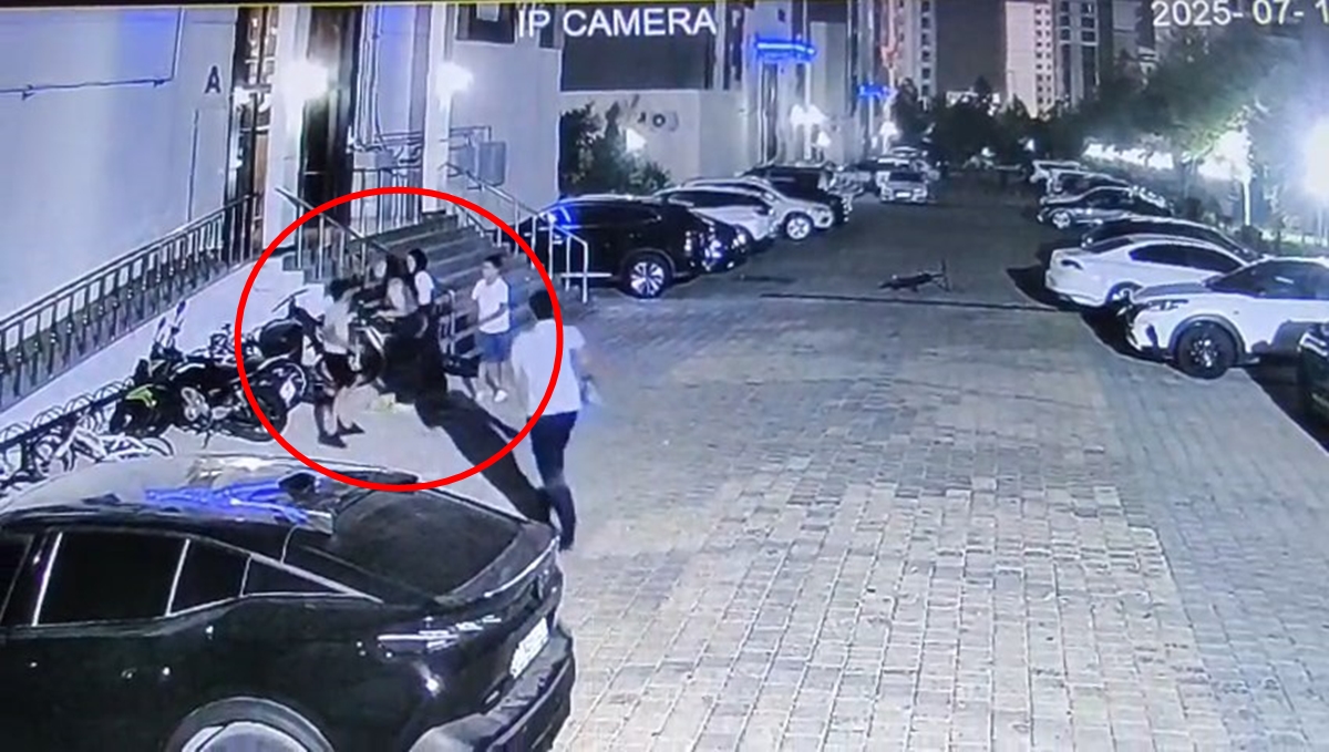  Oğlu ile tartışan çocuğa silah çekip havaya ateş etti! O anlar kamerada