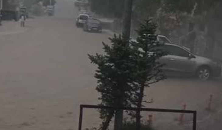 Konya’nın bu ilçesinde dolu ve sağanak yağış etkili oldu! Yollar göle döndü