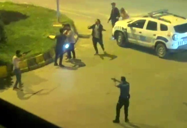 İki grup arasında silahlı, sopalı kavga kamerada
