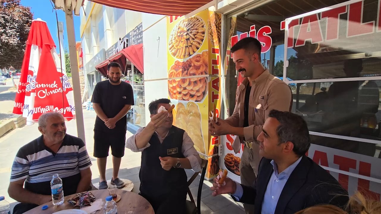 Vali Şefik Aygöl, ikram ettiği marula çiğ köfte koymayı unuttuğu polis memuruna tatlı ısmarladı