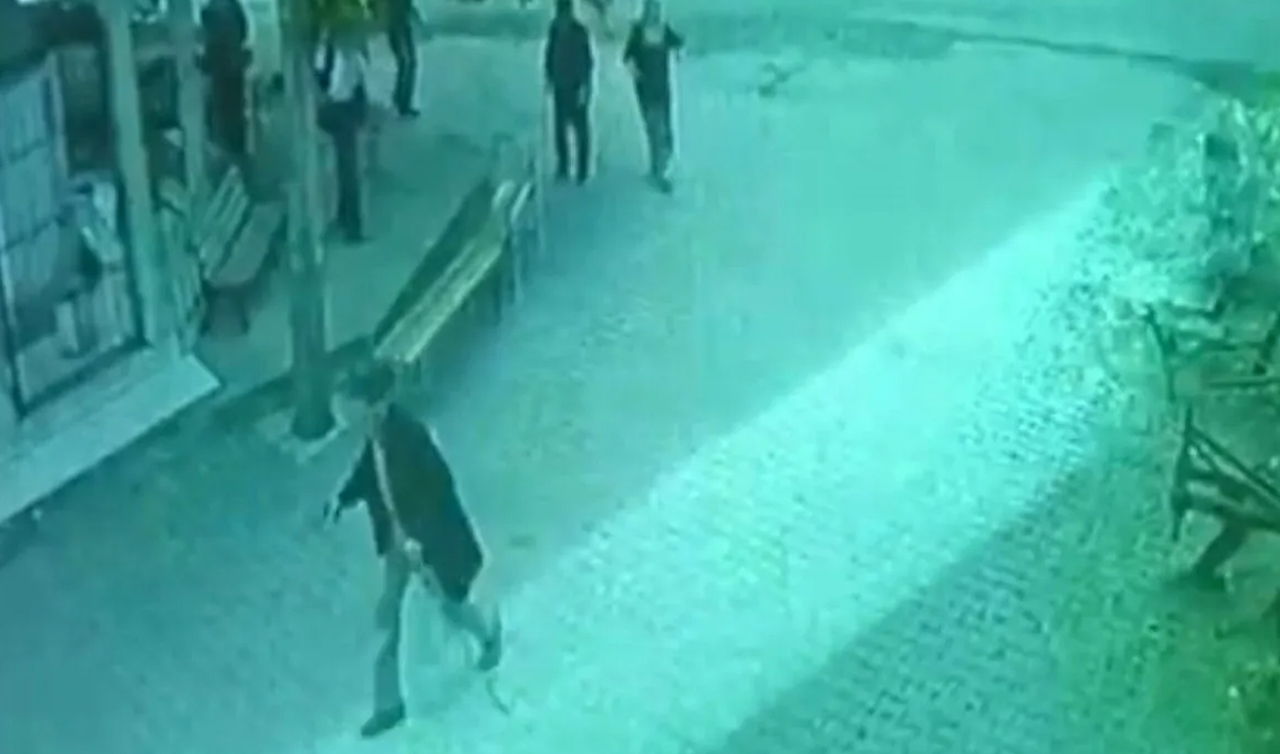 93 yaşındaki adam elindeki tabancayla dehşet saçtı! 1’i ağır 3 yaralı