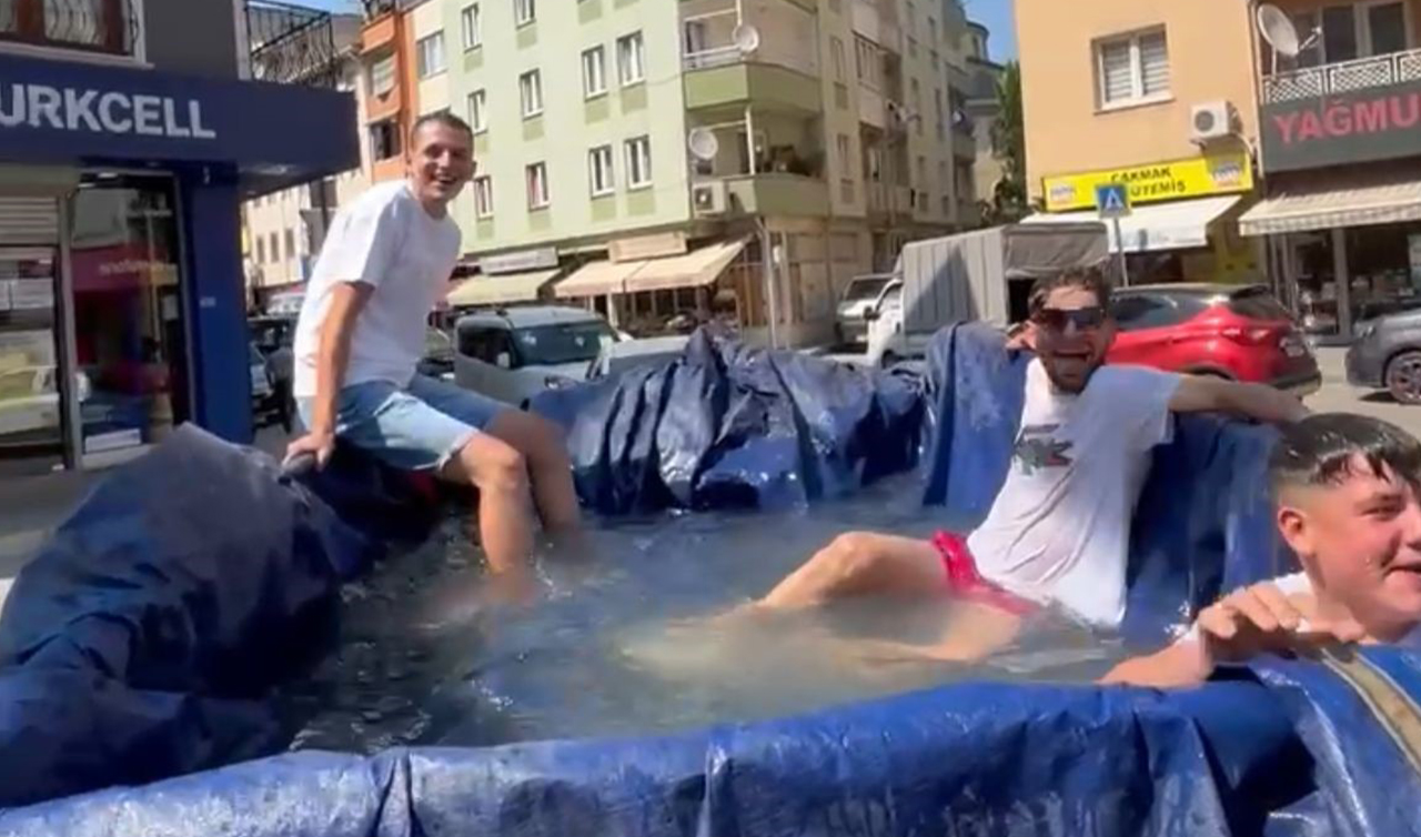 Sıcak havalardan bunaldılar, traktörün römorkunu havuz yapıp şehir turu attılar