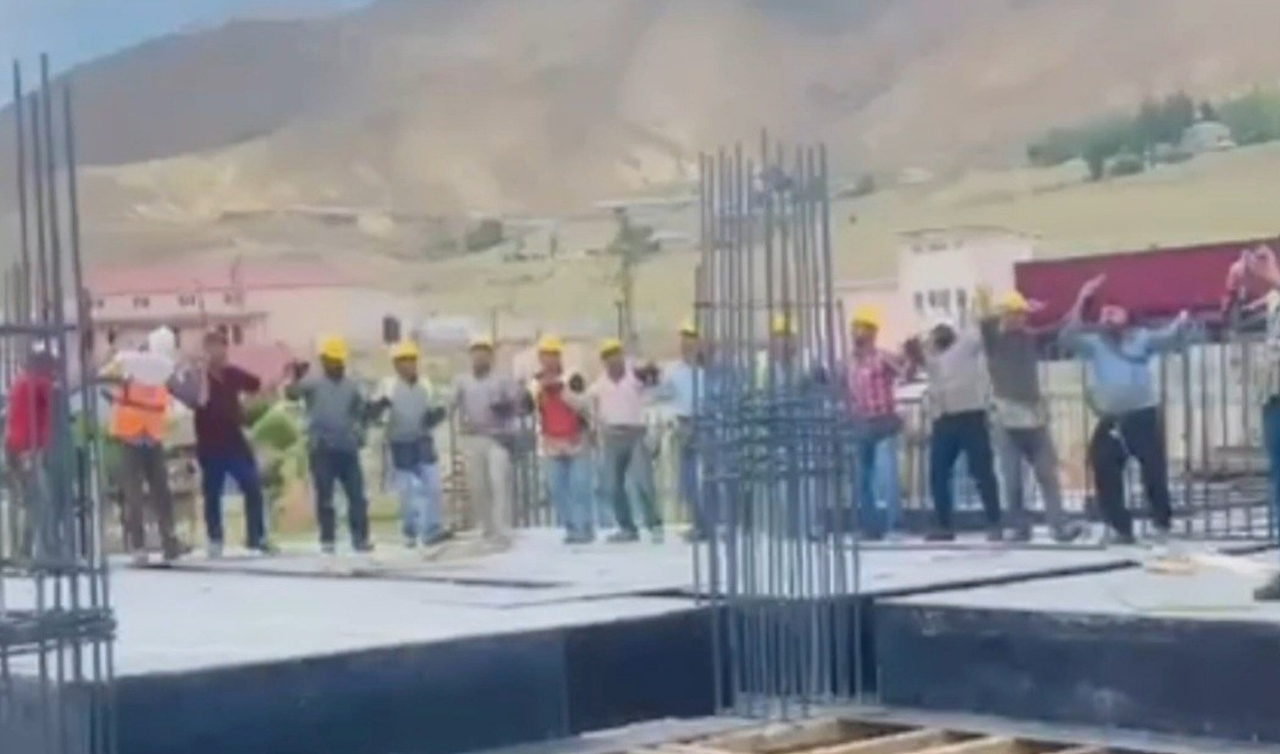 Düğün salonunda çalan müziğe eşlik eden işçilerin görüntüsü gülümsetti